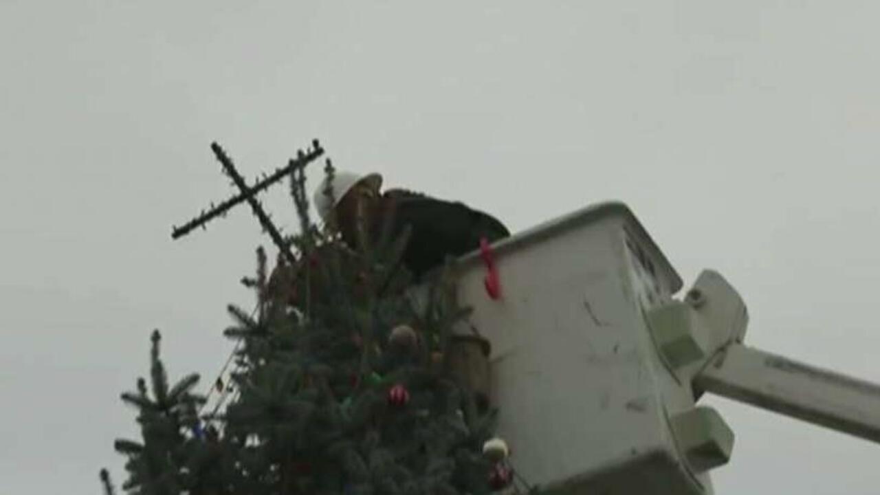 Town removes cross from Christmas tree after ACLU threat