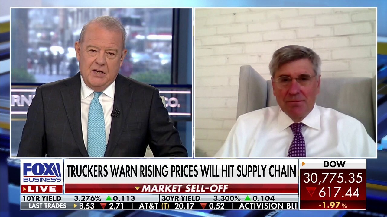 Trump economic adviser warns 'recession is right around the corner'