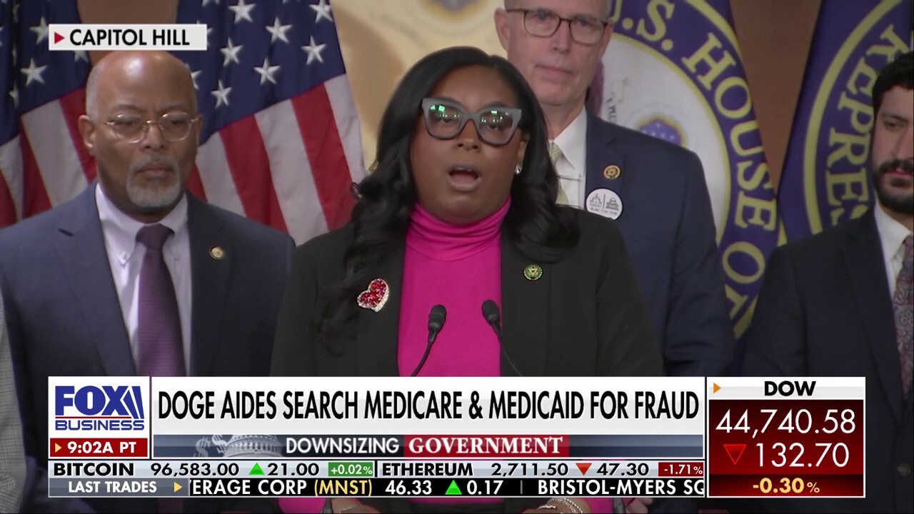 Democrats try to scare federal workers from accepting DOGE's buyout offer