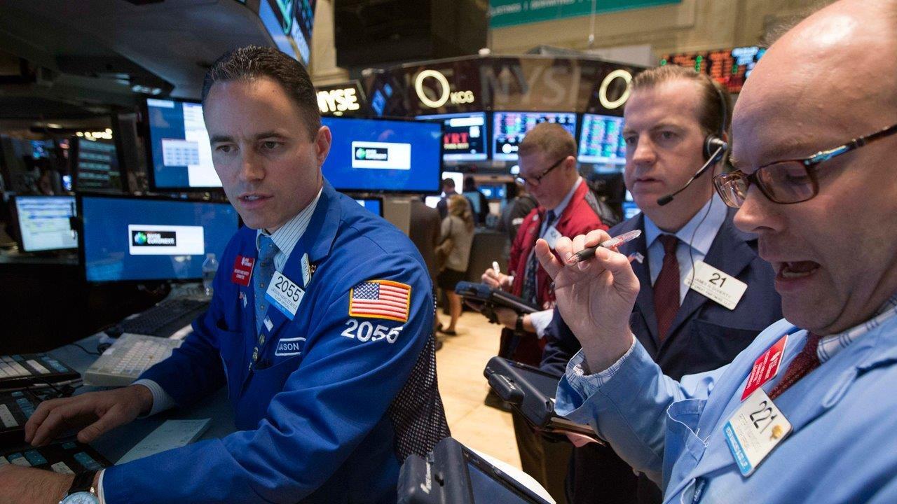 U.S. stocks start 2016 in the red