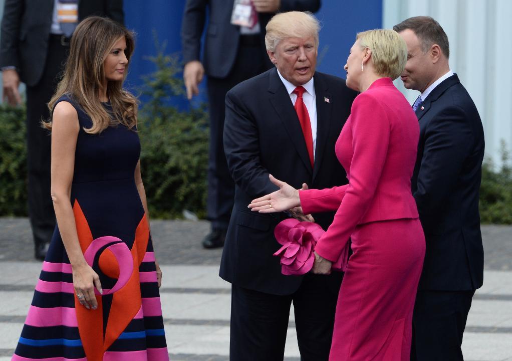 Twitter goes crazy over Trump handshake ‘snub’ in Poland