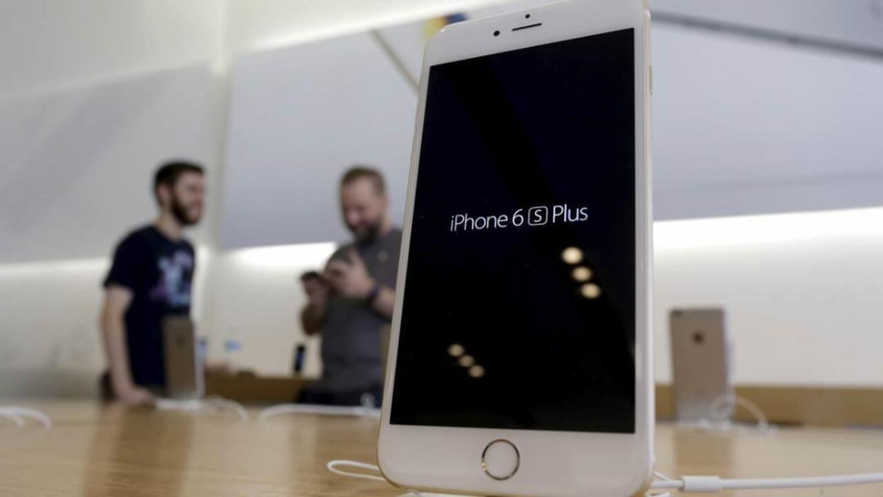 Apple offers free battery for shutdown problem 