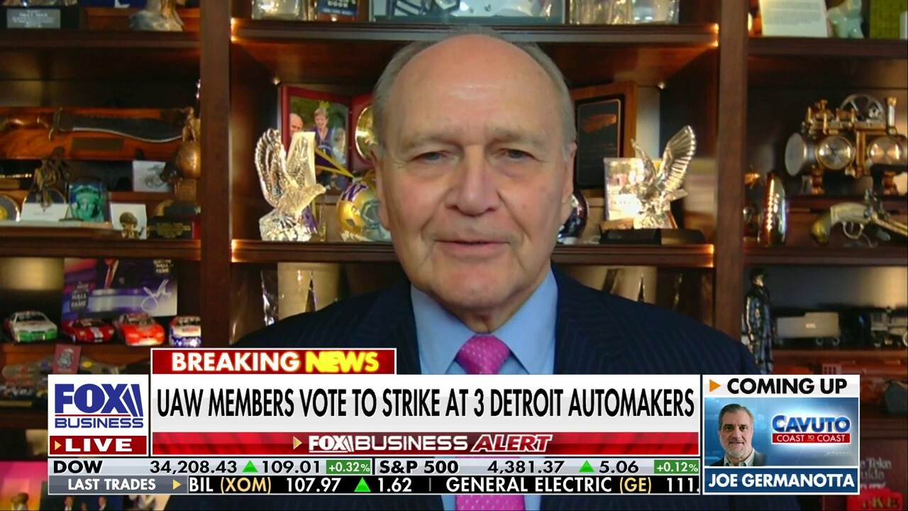 Former Home Depot CEO Bob Nardelli weighs in on what could happen if United Auto Workers strike at three Detroit automakers and discusses the rise in retail theft.