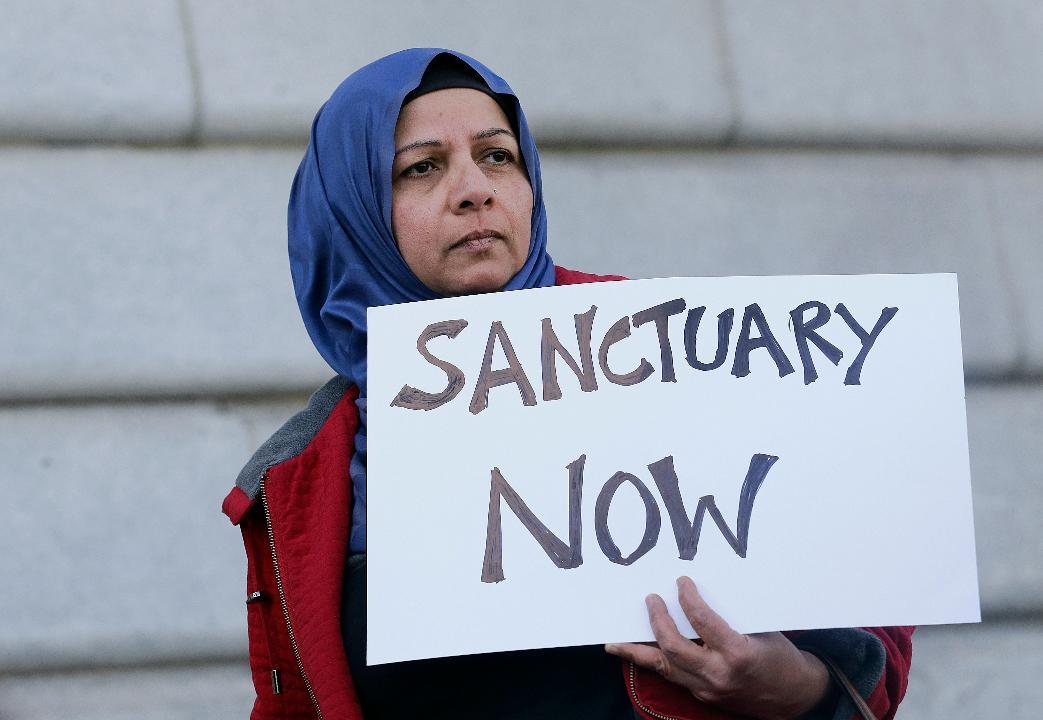 Democratic lawmakers push California to become sanctuary state 