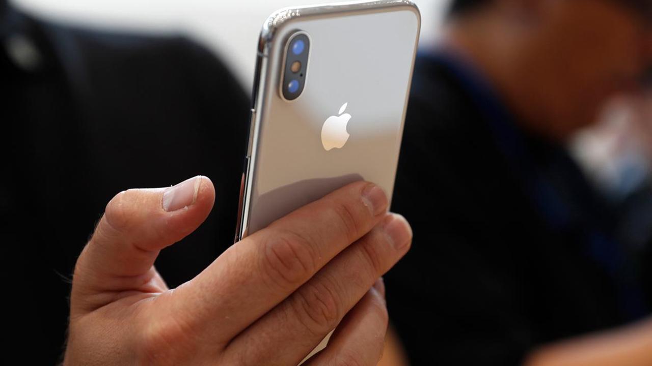 Apple sets plans to scale back iPhone production