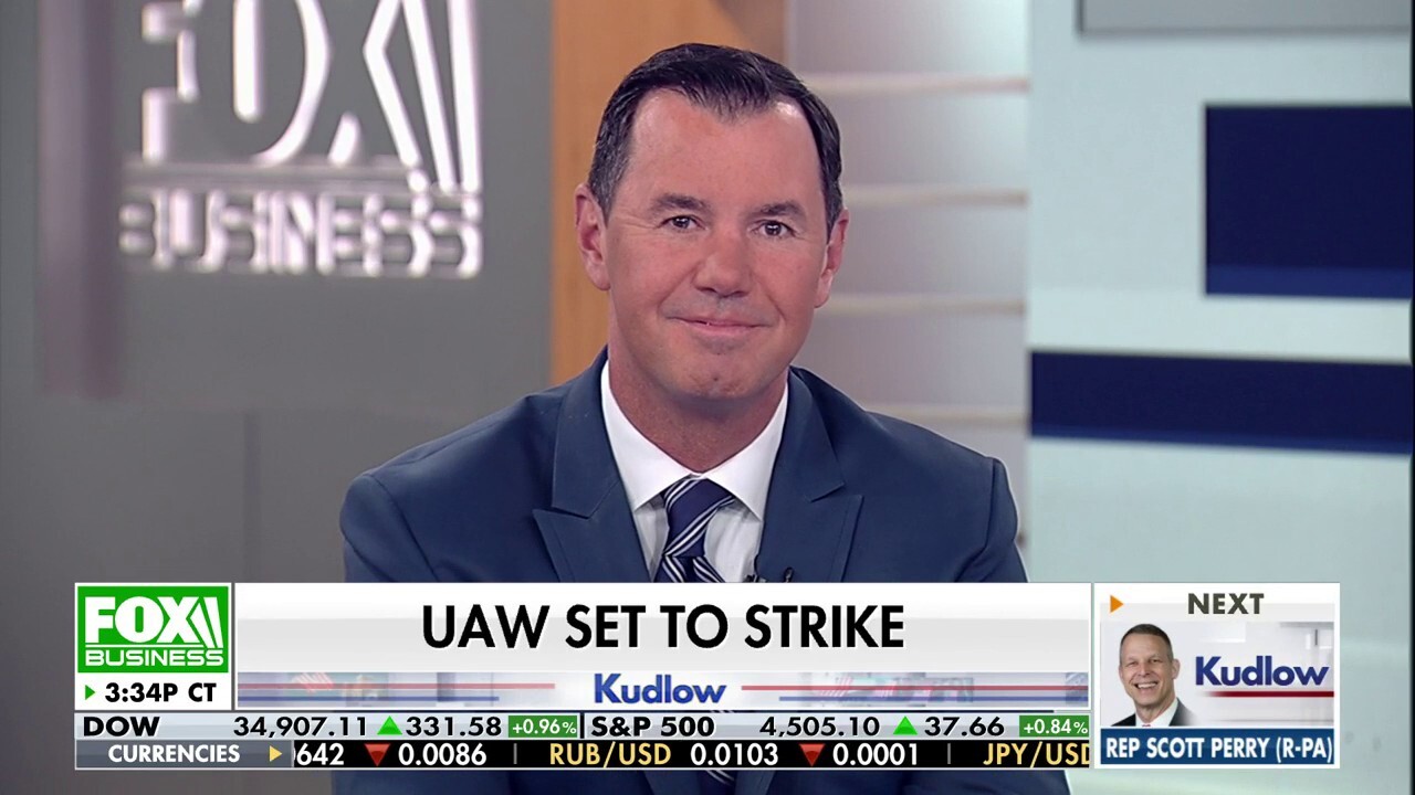 Panelists Joe Concha and Liz Peek react to the looming UAW strike and explain what it means for the president on 'Kudlow.'