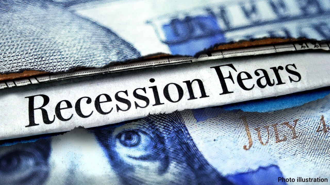 Investors know 'global recession' is coming: Erin Gibbs