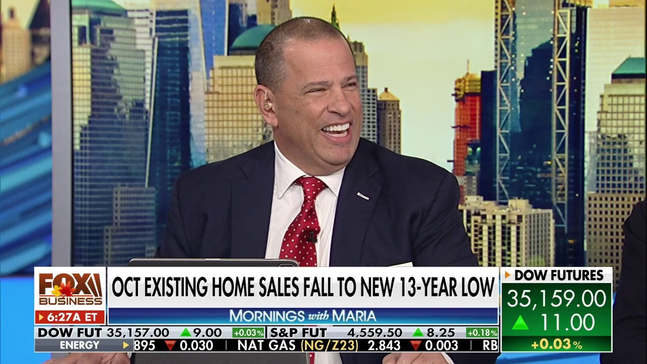 Aquinas Wealth Management President and CEO Chris McMahon predicts Federal Reserve rates will drop by Q3 of next year and analyzes market resiliency.