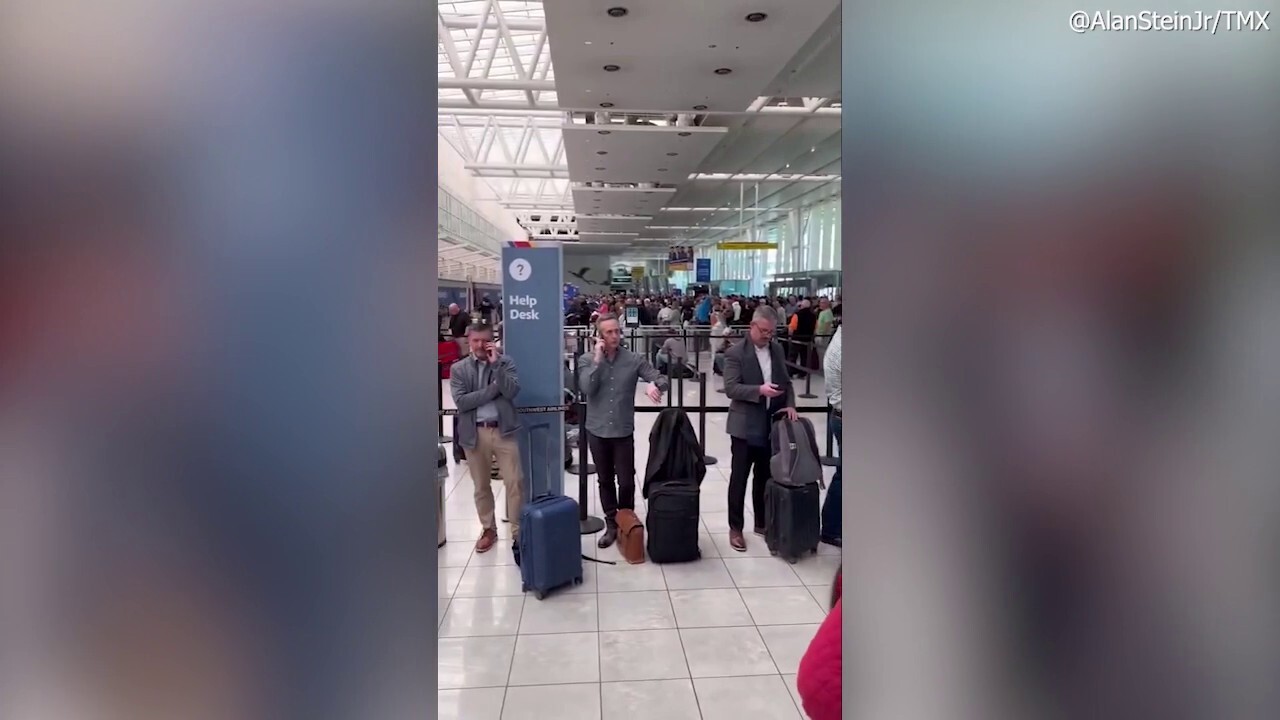 Thousands of travelers were seen crowding the departure gate of the international airport in Baltimore, Maryland, after a power outage caused flights to be delayed. (@AlanSteinJr/TMX)