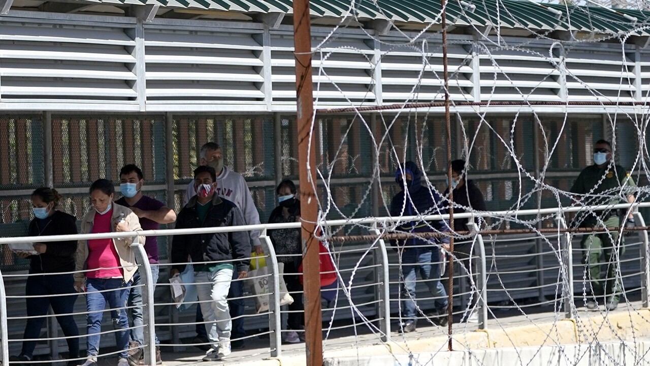 Huckabee slams vaccine passport ‘duplicity’ as COVID- positive migrants enter US