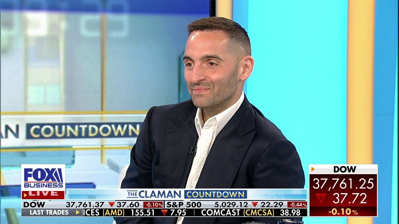 Mario Carbone, chef and co-owner of Major Food Group, says Americans are willing to pay for the experience of going out to eat despite inflation fears on 'The Claman Countdown.'