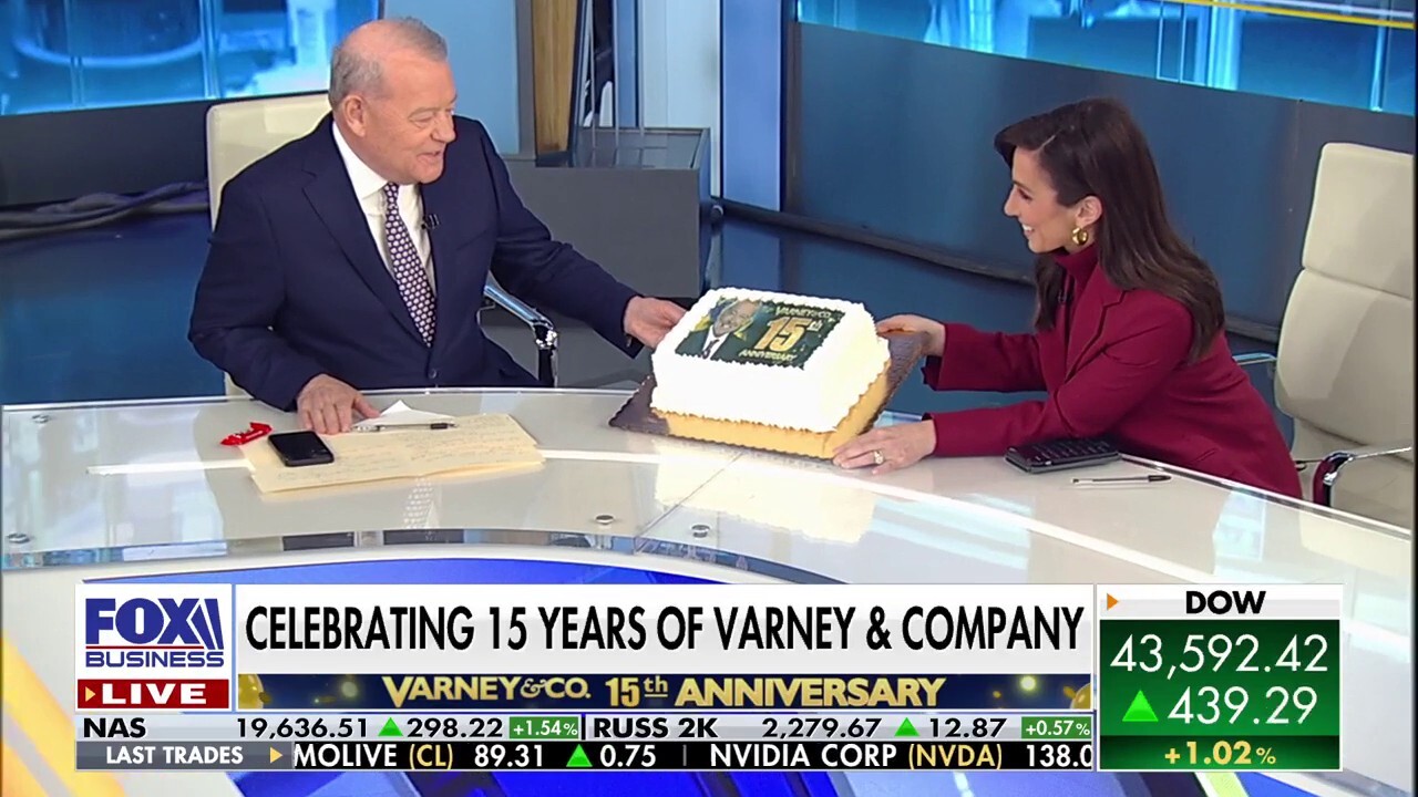 Stuart Varney Celebrates 15 Years Of Varney Co With Cake Fox 