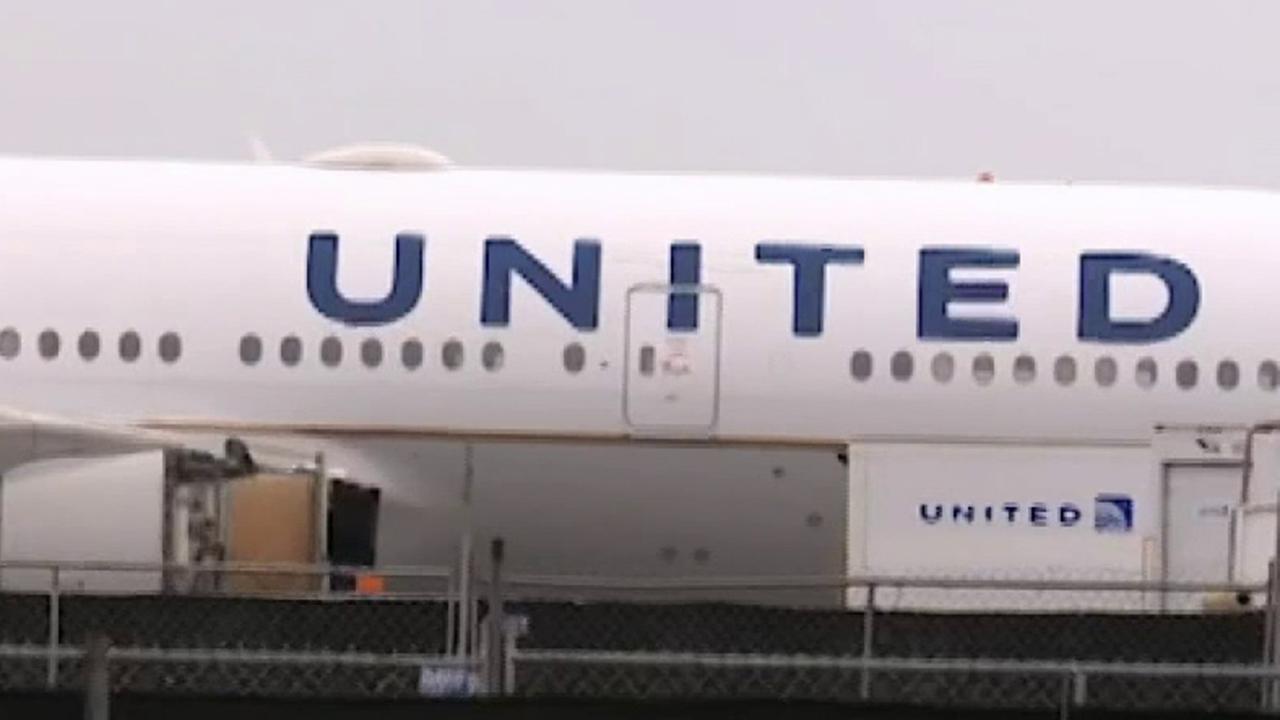 United airlines hiring pilots, study shows quitting Facebook may lead to a happier life 