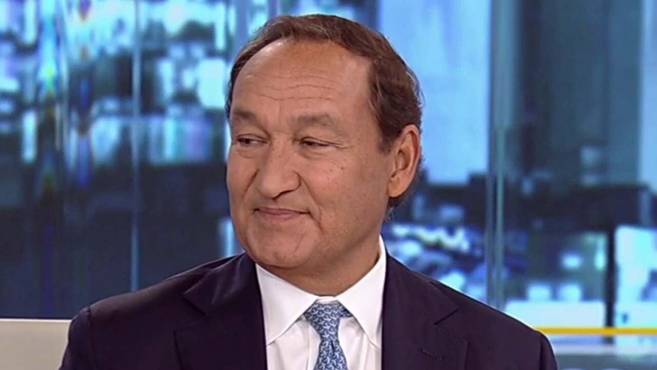 Former United Airlines CEO Oscar Munoz rips US' air traffic control systems as 'most outdated'