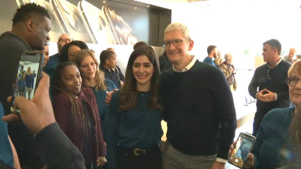 Apple CEO makes visit to Alabama store