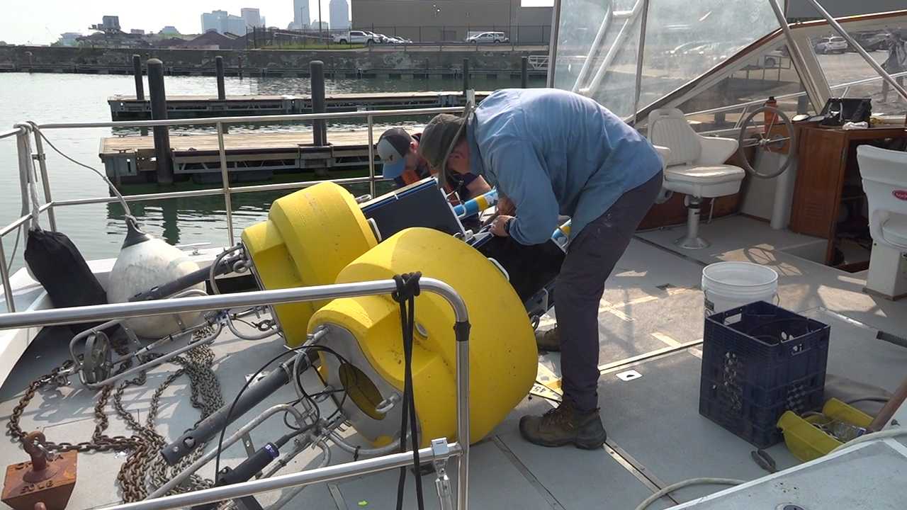 Smart buoys monitor water quality on Lake Erie