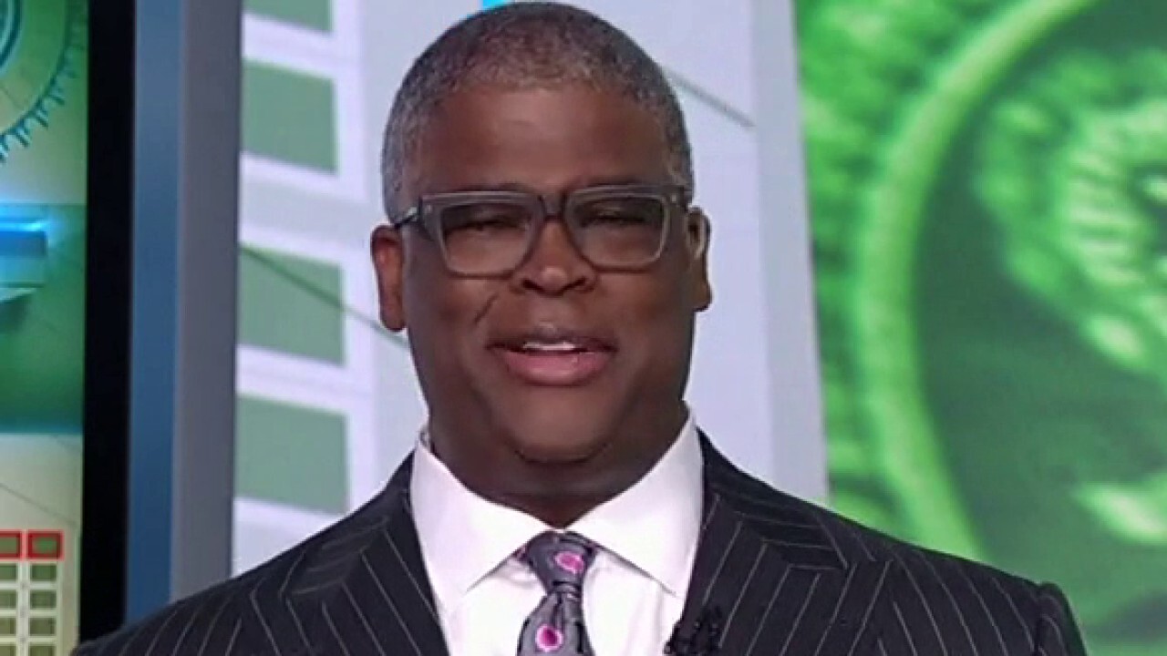  FOX Business host Charles Payne slams President Joe Biden over his oil policies and provides insight on the stock market on 'Making Money with Charles Payne.'