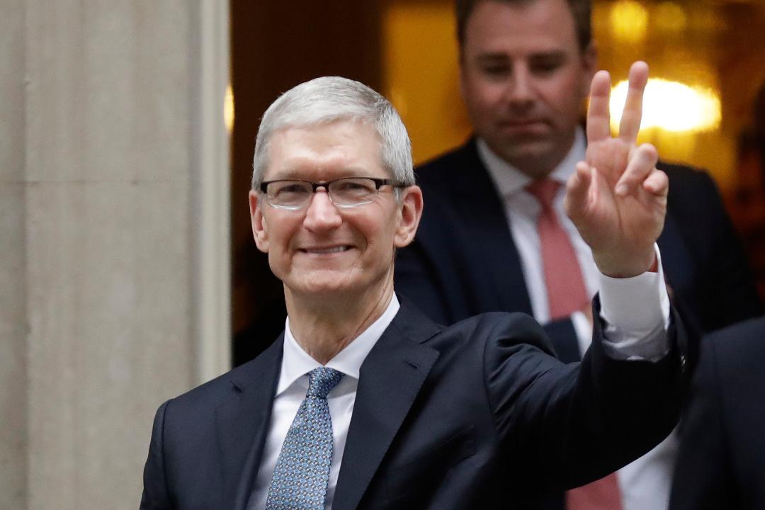 Apple CEO Tim Cook opposes Trump 