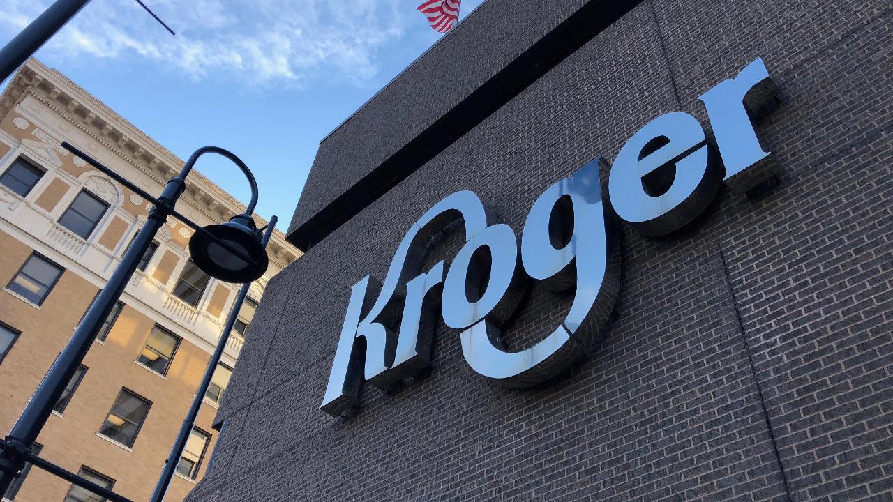 Kroger to ban plastic bags by 2025