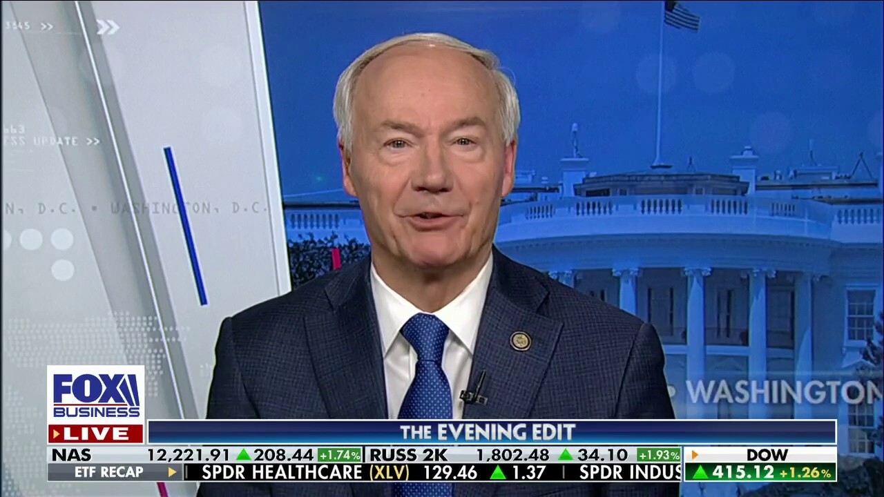 Former Arkansas Governor Asa Hutchinson shares his thoughts on former President Trump's indictment being under seal and the media rushing to judgment on the case on ‘The Evening Edit.’