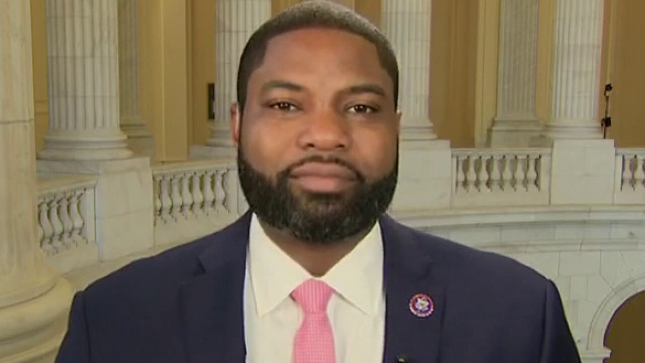 Florida Republican Rep. Byron Donalds reacts to Dr. Fauci attacking Florida Gov. Ron DeSantis over questioning COVID vaccines and explains why Florida will not return to mask mandates as RSV cases spike on 'Varney & Co.' 