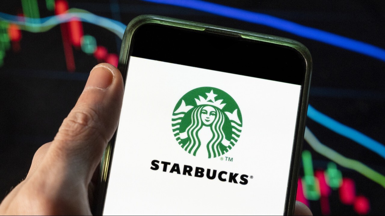 Starbucks stock drops after ‘jumping the gun’ on employees’ vax status: Retail expert