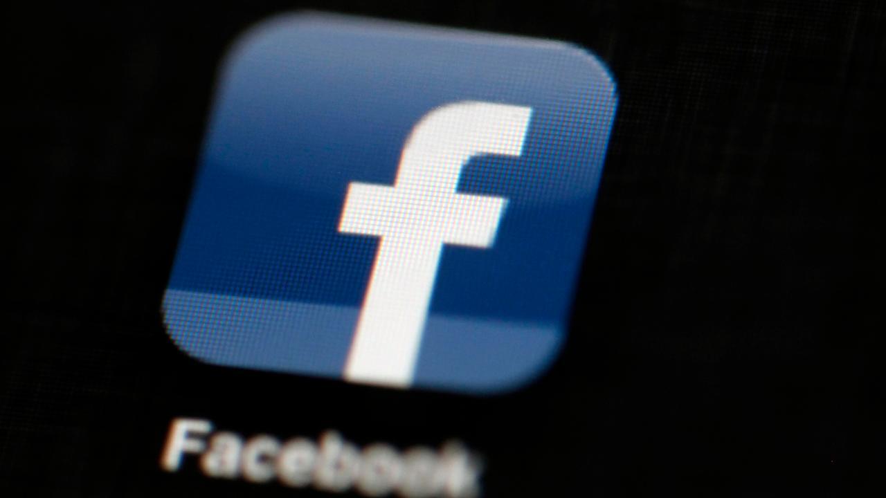 Facebook shares tumble over Cambridge controversy 
