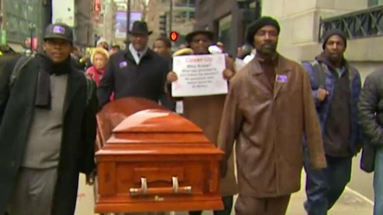 Protesters circle Chicago City Hall with caskets 