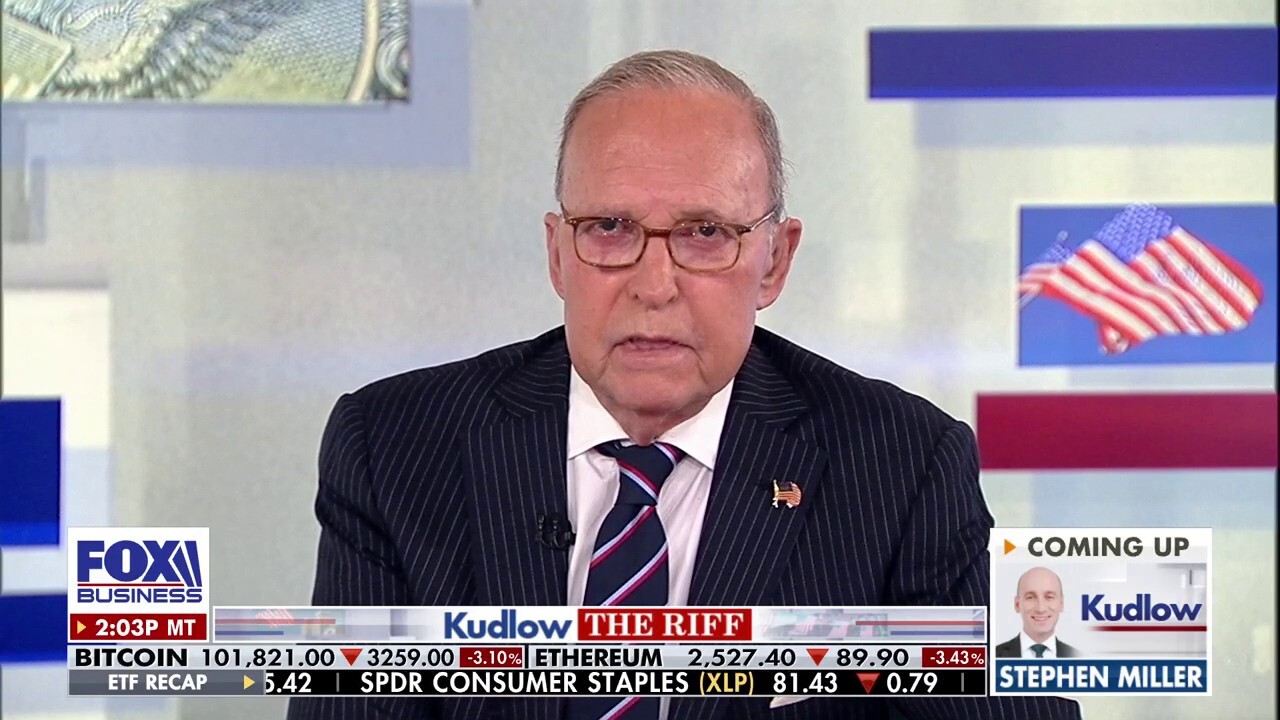  FOX Business host Larry Kudlow discusses how the tax cut bill will help deficit reduction on 'Kudlow.'