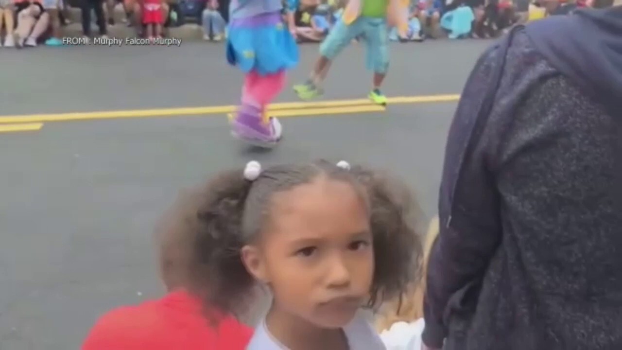 New video of Sesame Place incident where Quinton Burns says his daughter Kennedi Burns was snubbed by the Telly Monster character. 