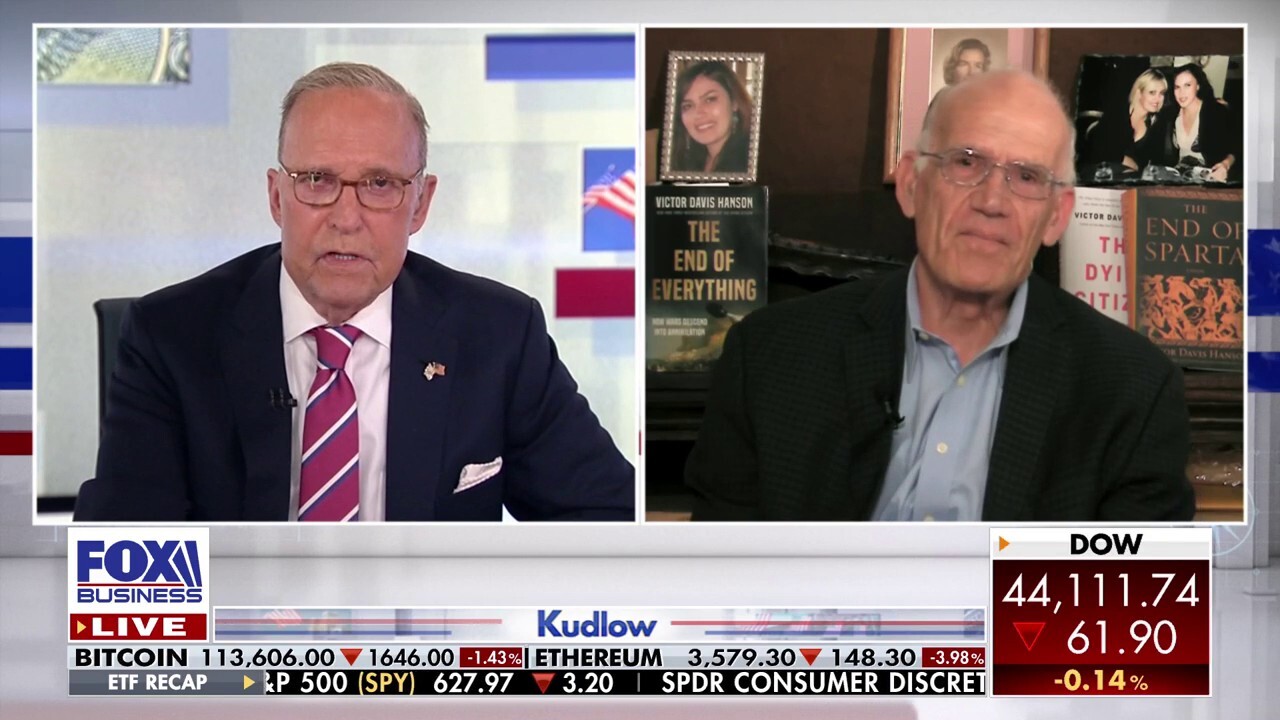 Hoover Institution senior fellow Victor Davis Hanson discusses the mounting pressure on the Federal Reserve to cut interest rates in September on ‘Kudlow.’