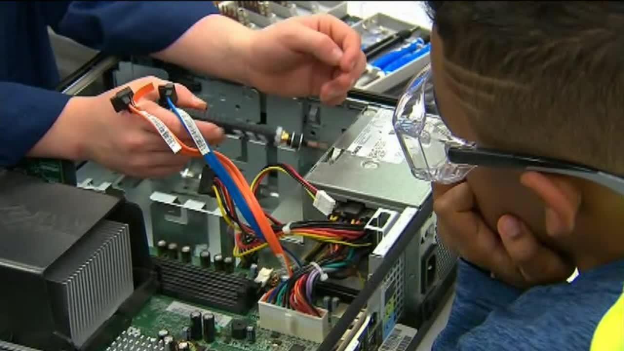Elementary school students refurbish computers for donation