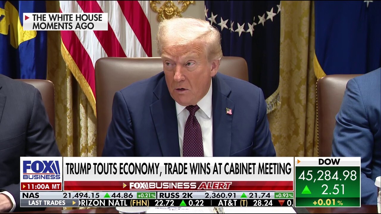 Trump takes victory lap on economy during Cabinet meeting