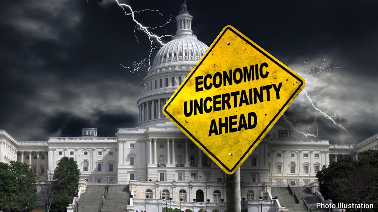 Americans are very pessimistic about their economic future: Lee Carter