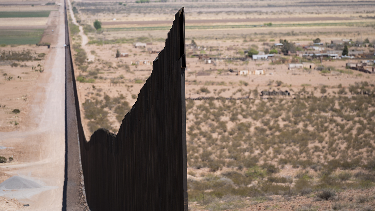 Situation at southern border 'ridiculous': Rep. Carter