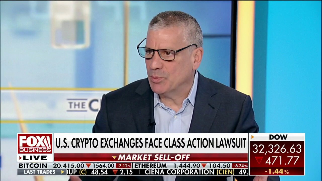 FOX Business senior correspondent Charlie Gasparino weighs in on longtime securities lawyer Tom Grady launching an investigation into Coinbase, Robinhood crypto offerings on 'The Claman Countdown.'