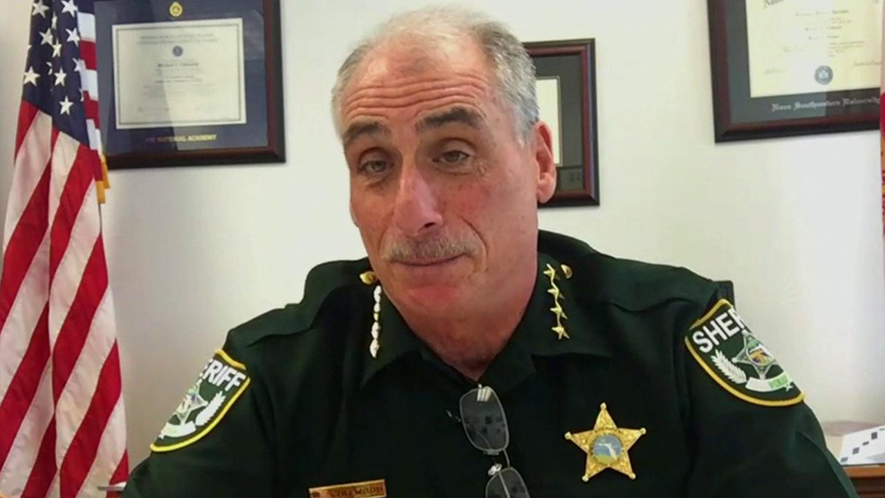 Florida sheriff helps locals during coronavirus, delivers pizza 