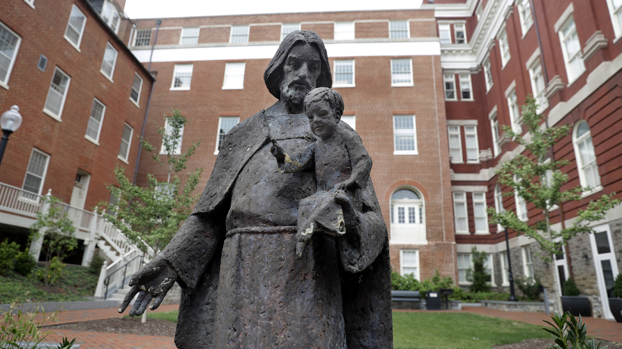 Georgetown University to give slave descendants priority admission