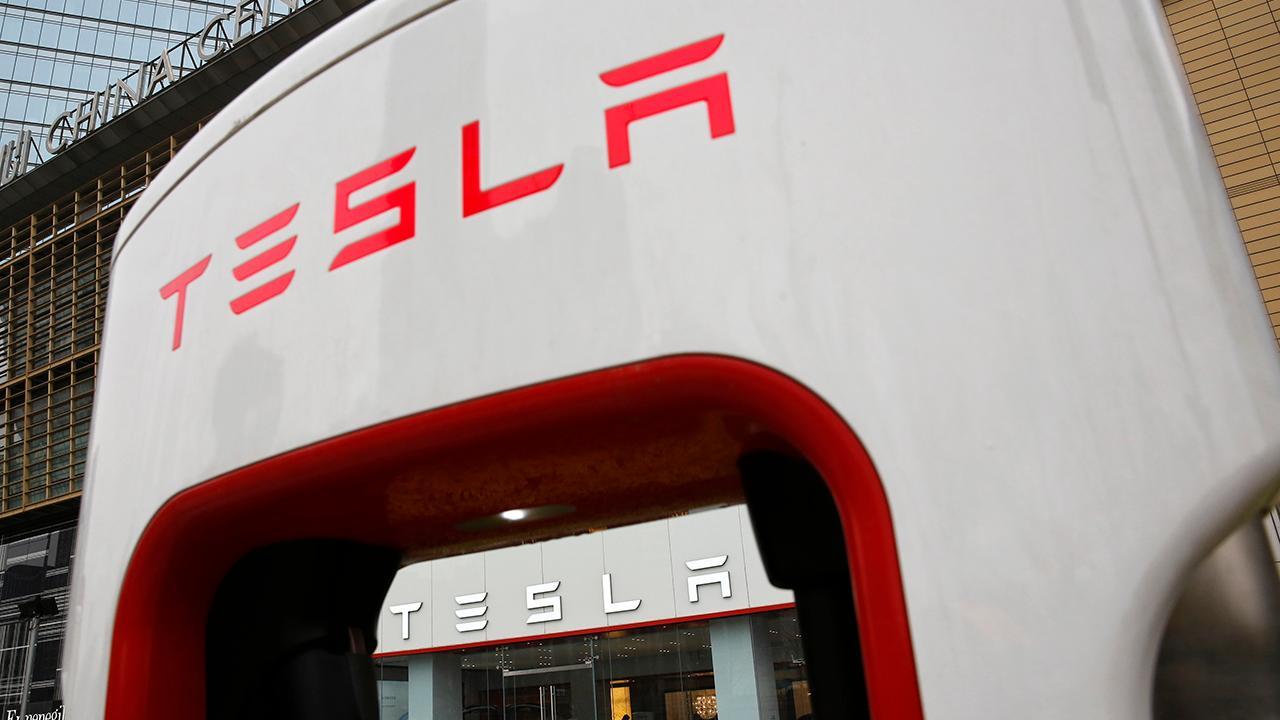 Tesla experiences cash flow problem