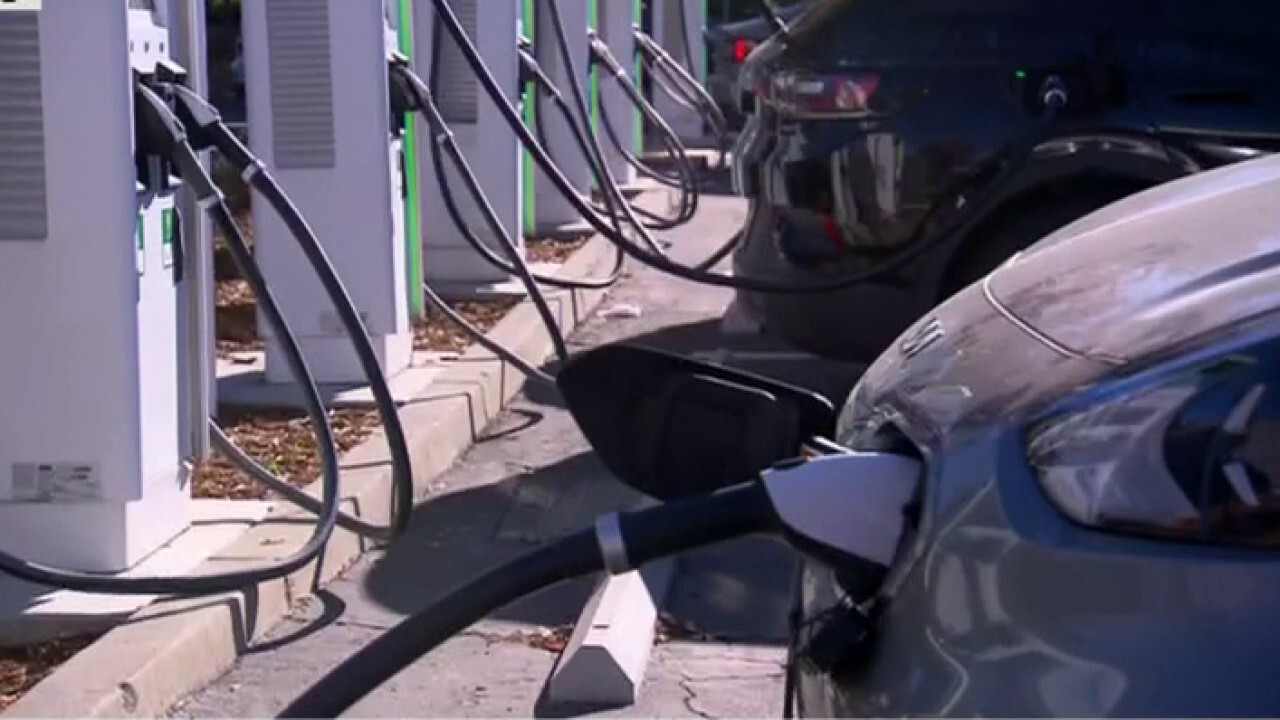 Fox News contributor Liz Peek predicts that a huge electric vehicle shift will cause electricity prices to 'go through the roof' on 'The Evening Edit.'