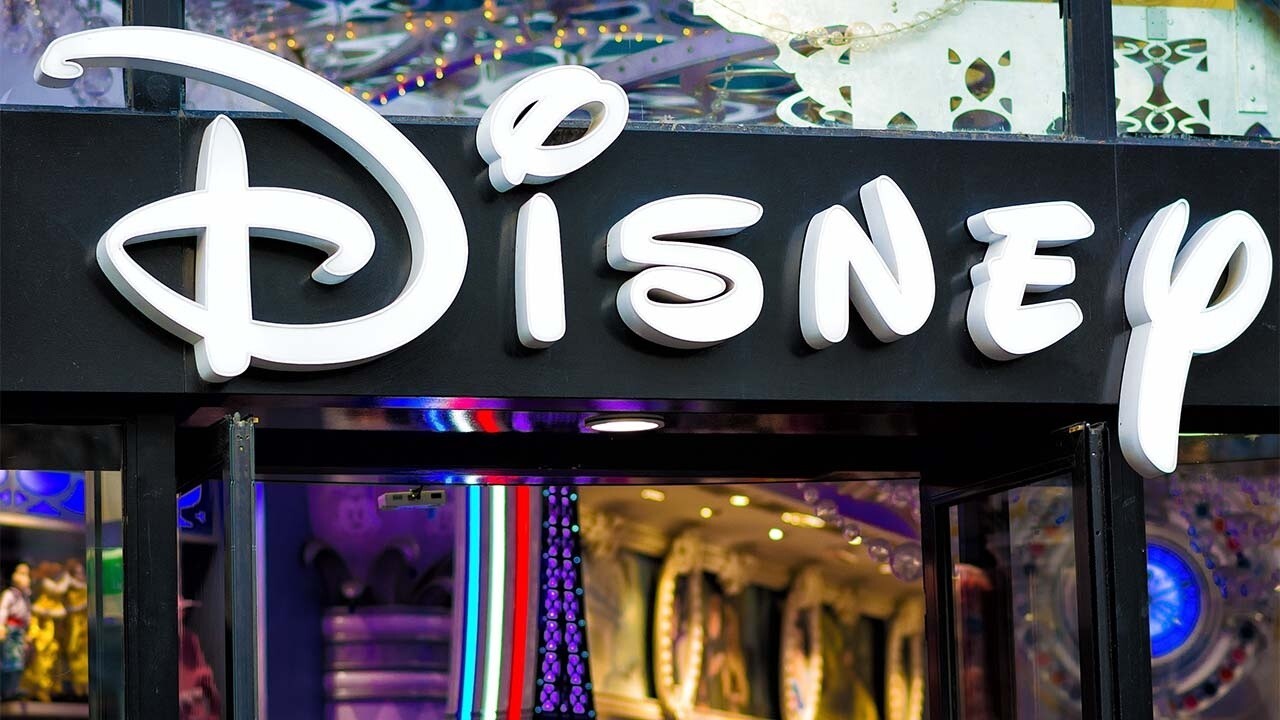 Kenneth Leon, CFRA director, equity research, and Jonathan Chaplin, New Street Research managing partner, debate whether Disney or rival Comcast is the better stock for investors to hold on 'The Claman Countdown.'