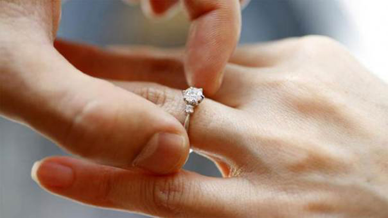 Ditch the engagement ring during a job interview?