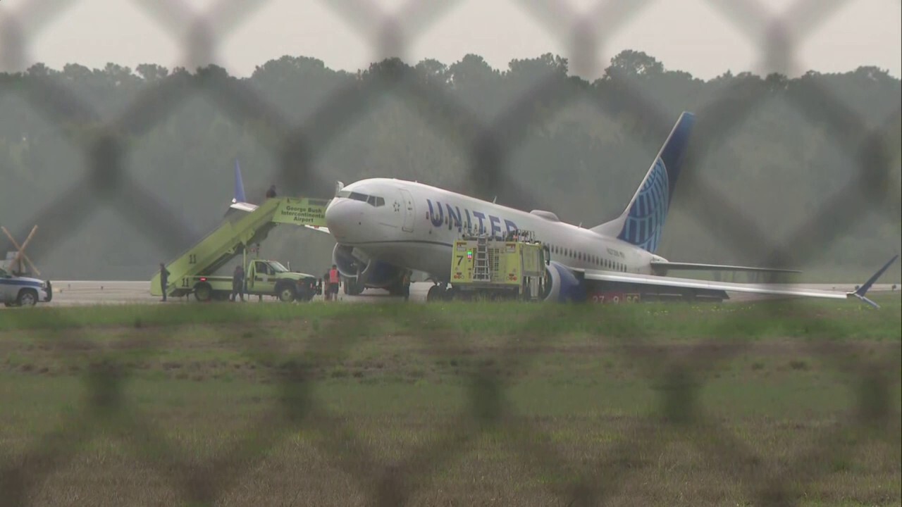 United Airlines Flight 2477 skids off runway at George Bush Intercontinental Airport in Houston, Texas. (Credit: KHOU)