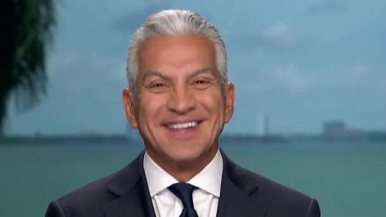 U.S. Hispanic commerce CEO: GOP elected a 'buffoon'