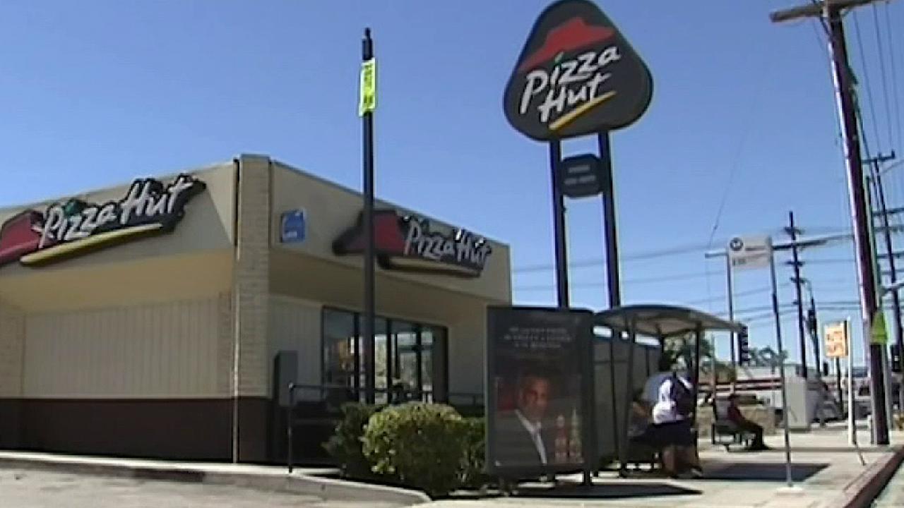 Pizza Hut shifts focus and plans on closing hundreds of restaurants