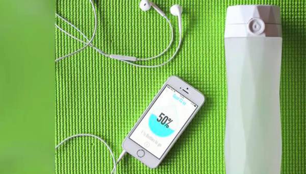 Smart water bottle that tracks your water intake