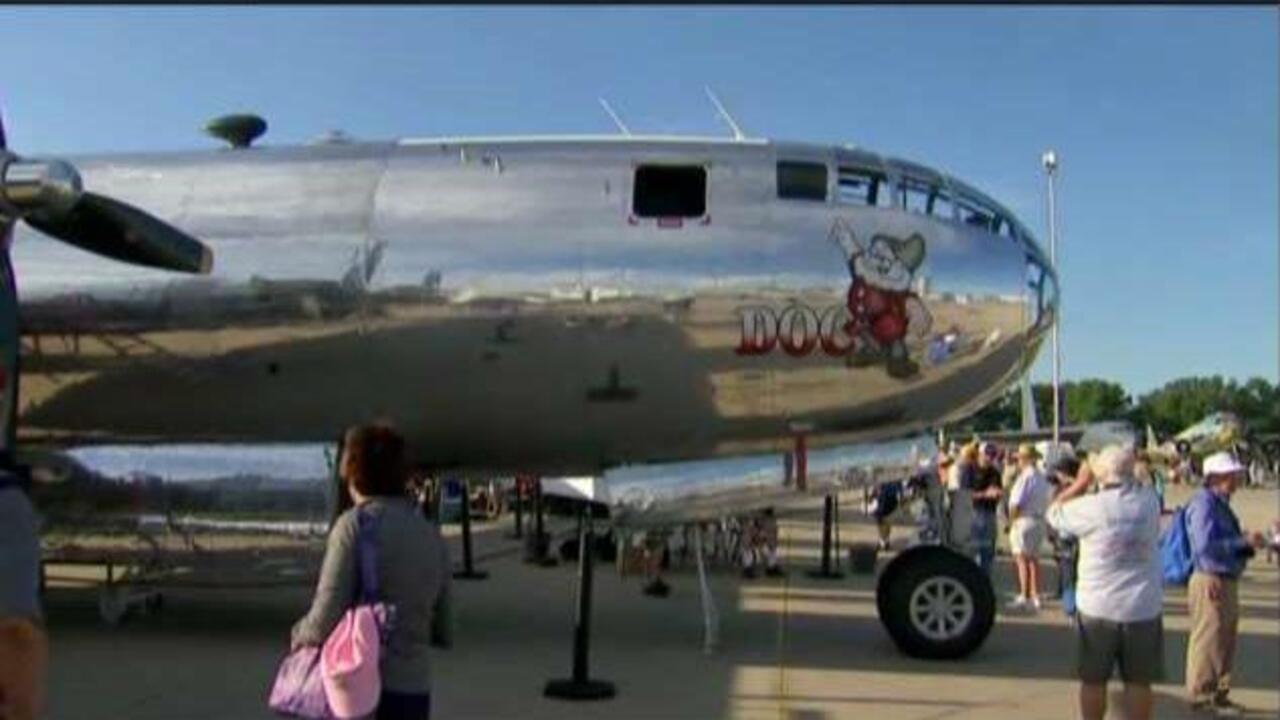 Aircraft enthusiasts descend on Oshkosh, WI for world's largest air show