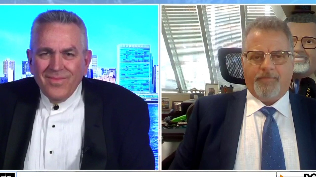 International Assets Advisory CEO Ed Cofrancesco and host of 'The Bubba Show,' Todd "Bubba" Horwitz discuss their top stock picks to invest in 2022 on 'The Claman Countdown'