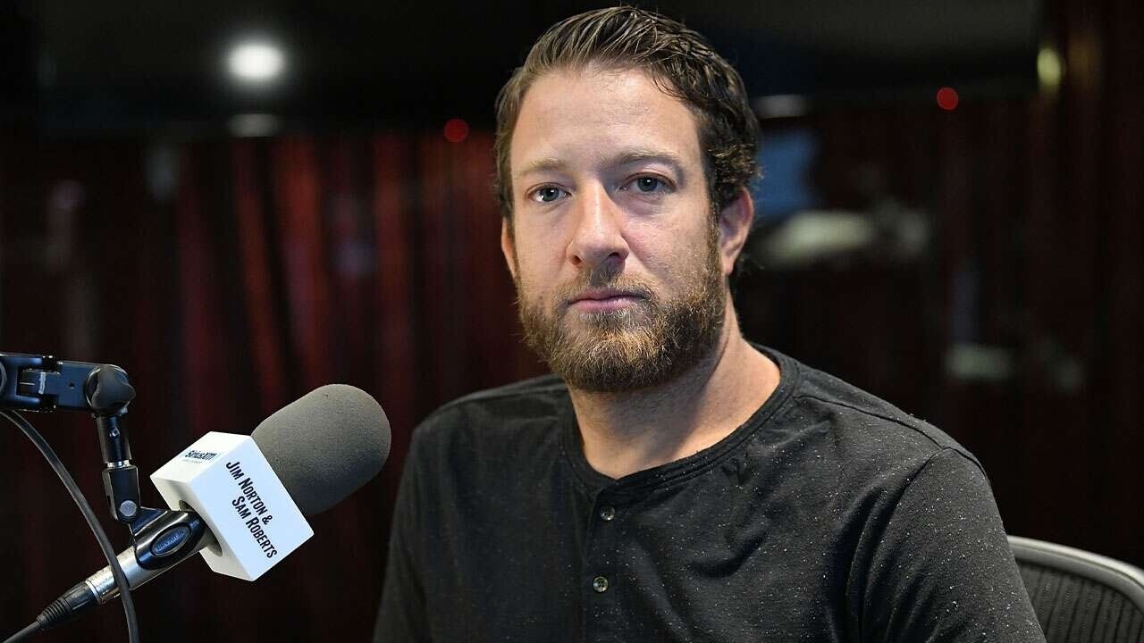 Barstool Sports founder Dave Portnoy slammed Robinhood and others for ‘closing the open market’ in a tweet. FOX Business’ Susan Li with more.