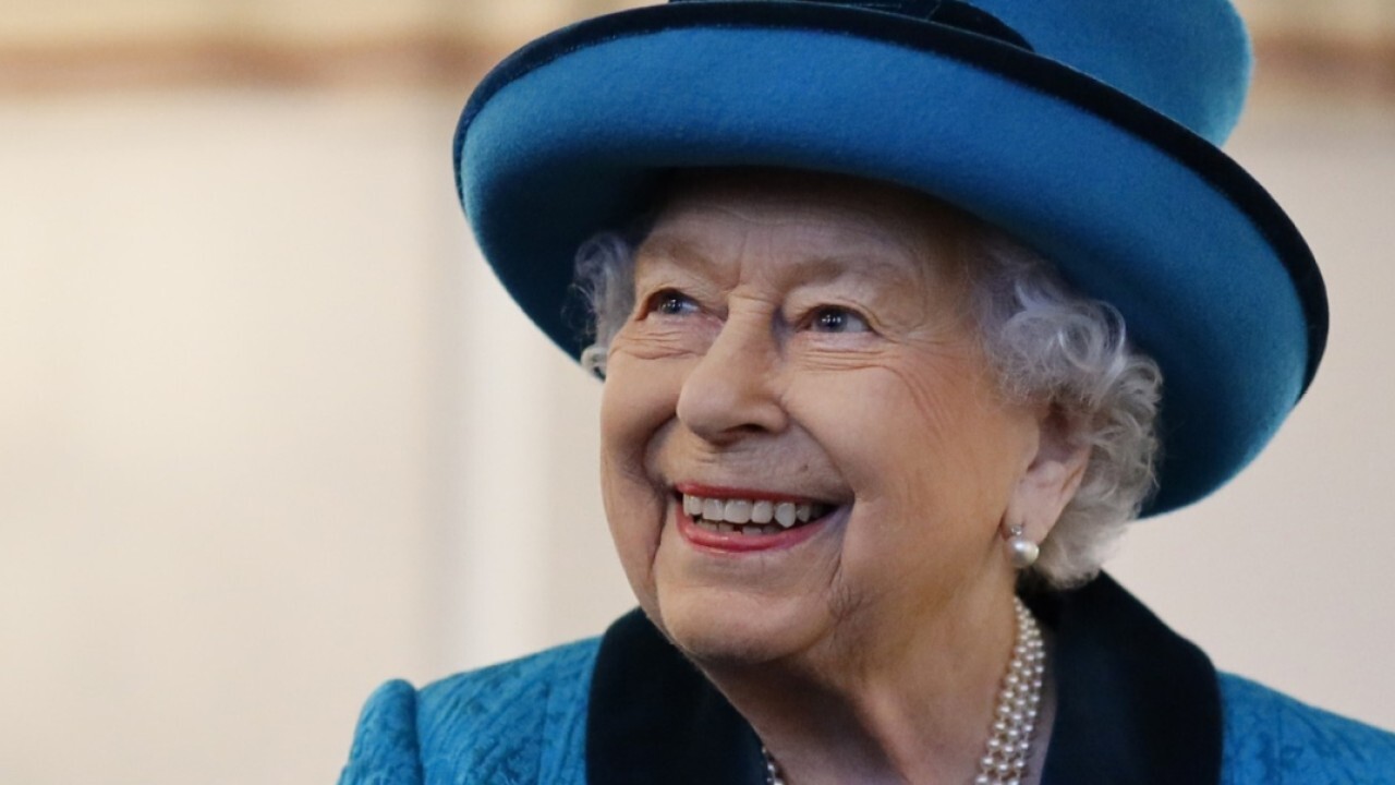 Royal commentator Eloise Parker discusses the mood of Britain one day after the queen's death, telling 'Varney & Co.' the people gathered at Buckingham Palace to 'grieve together.' 